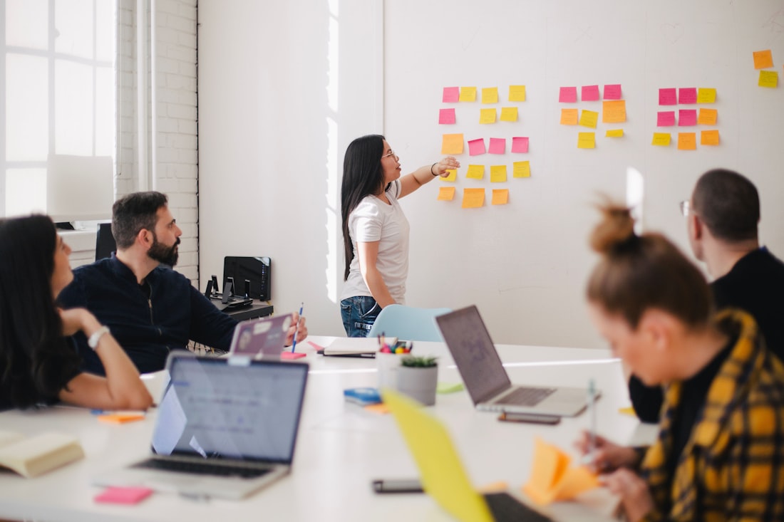 Equipe de agência de marketing com a cobrança dos contratos automatizada pela Flowbill